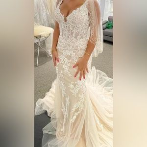 STUNNING WEDDING GOWN NEVER WORN!